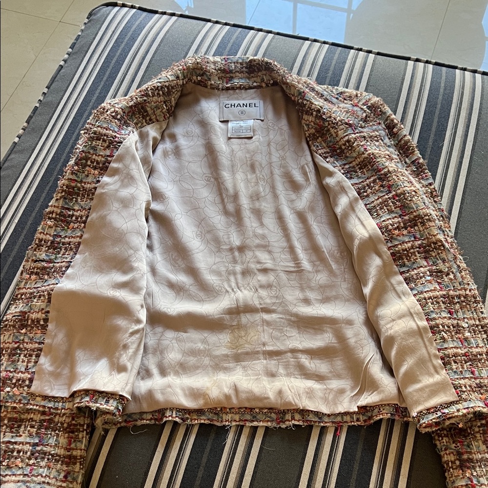 Chanel Elegant Tweed Blazer with Gold Buttons - Picture 4 of 5